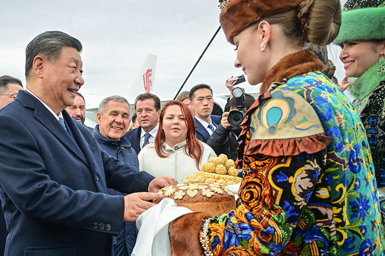 «Когда Си Цзиньпин приезжал в Казань в прошлом году, и его угощали чак-чаком, он сказал, что в Китае такое блюдо тоже есть. Это правда, но оно не настолько вкусное, потому что настоящий мед в него не добавляют»