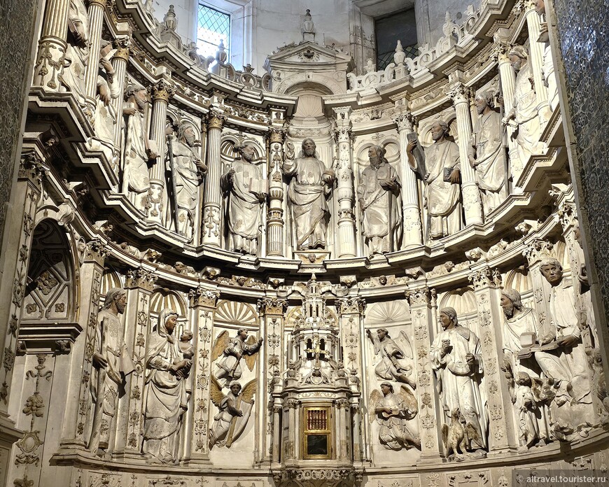 В центре верхнего уровня Христос произносит речь, окруженный десятью апостолами, с обращенными к Нему строгими лицами. Внизу, в центре, находится дарохранительница в окружении ангелов, Девы Марии и четырех евангелистов.