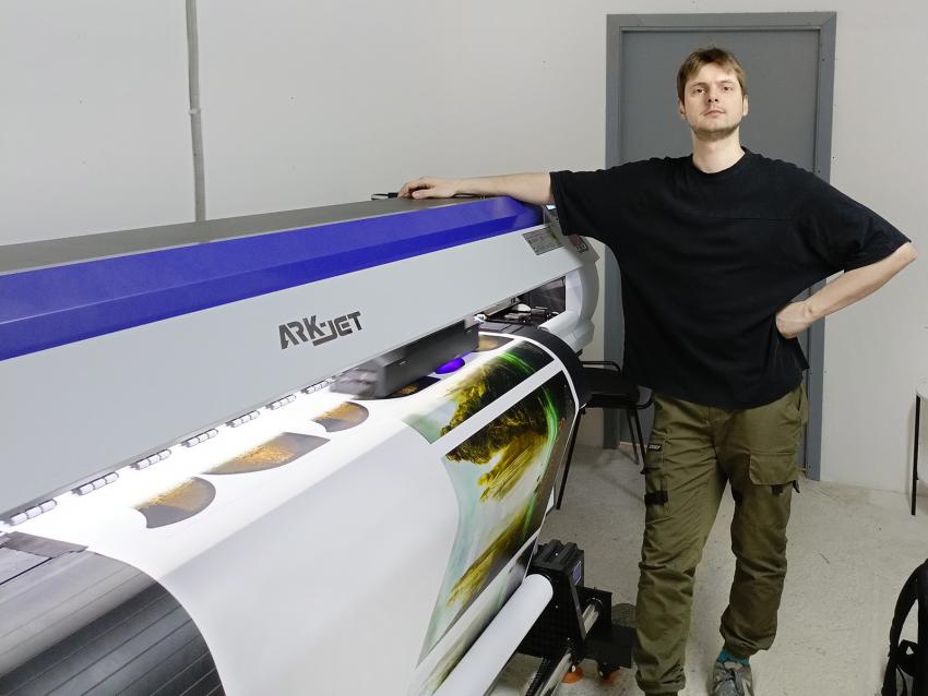 Компания «КОВЧЕГ» установила УФ-принтер ARK-JET UV 1802 в Мастерской подарков ArtXL