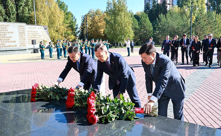 Делегация Совета Федерации приняла участие в возложении цветов к мемориальному комплексу погибших воинов и героев Великой Отечественной войны «Победа»
