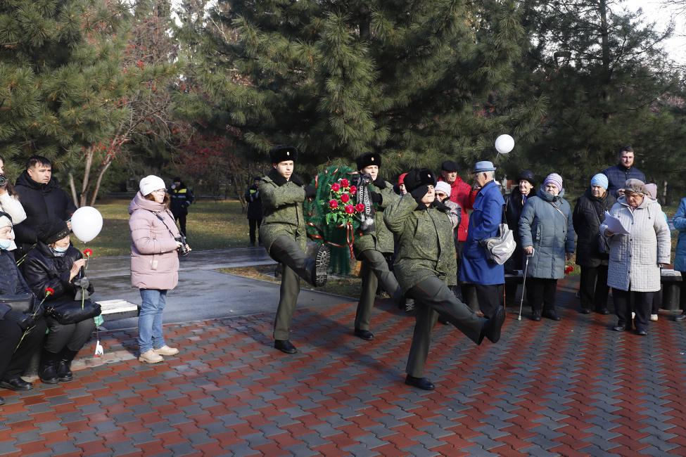 Депутаты ЗАКСа Новосибирской области приняли участие в митинге, посвящённом Дню белых журавлей