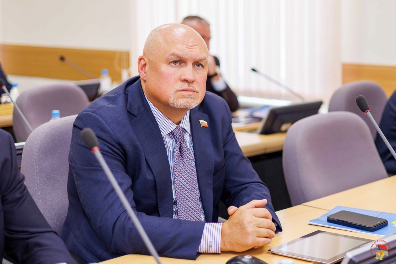 Игорь Донцов помог школьникам в участии конкурса "Расскажи о России: Герой нашего времени" Источник