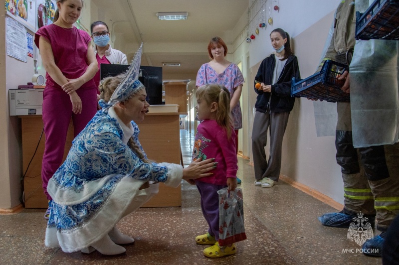 «Новогодний десант»: севастопольские сотрудники МЧС России навестили ребят, проходящих лечение в больнице
