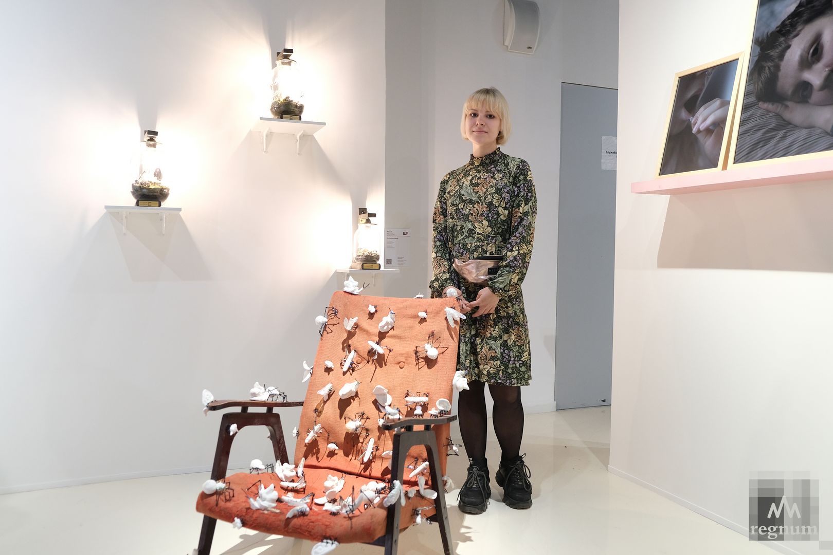 Молодая художница Маша Ульянова представляет свои работы на стенде Школы Родченко