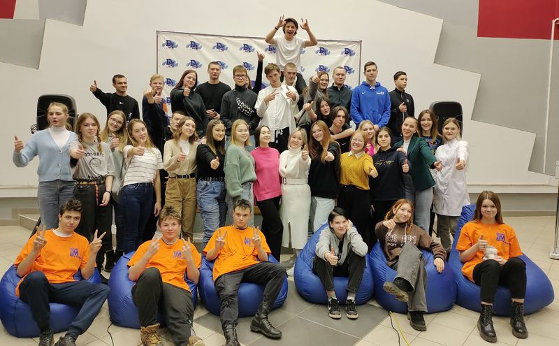 Студенты волонтеры. Волонтеры на мероприятиях. Волонтерское студенческое движение. Волонтеры помогают в проведение мероприятий. Фотосессия волонтеров.