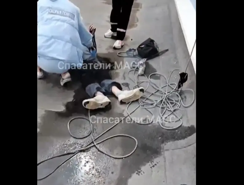 Рабочий сорвался с высоты в центре Новосибирска