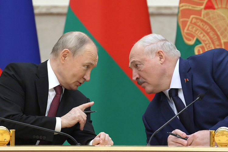 Президент Белоруссии Александр Лукашенко в телефонном разговоре с Владимиром Путиным подтвердил свою готовность принять участие в праздновании в Москве