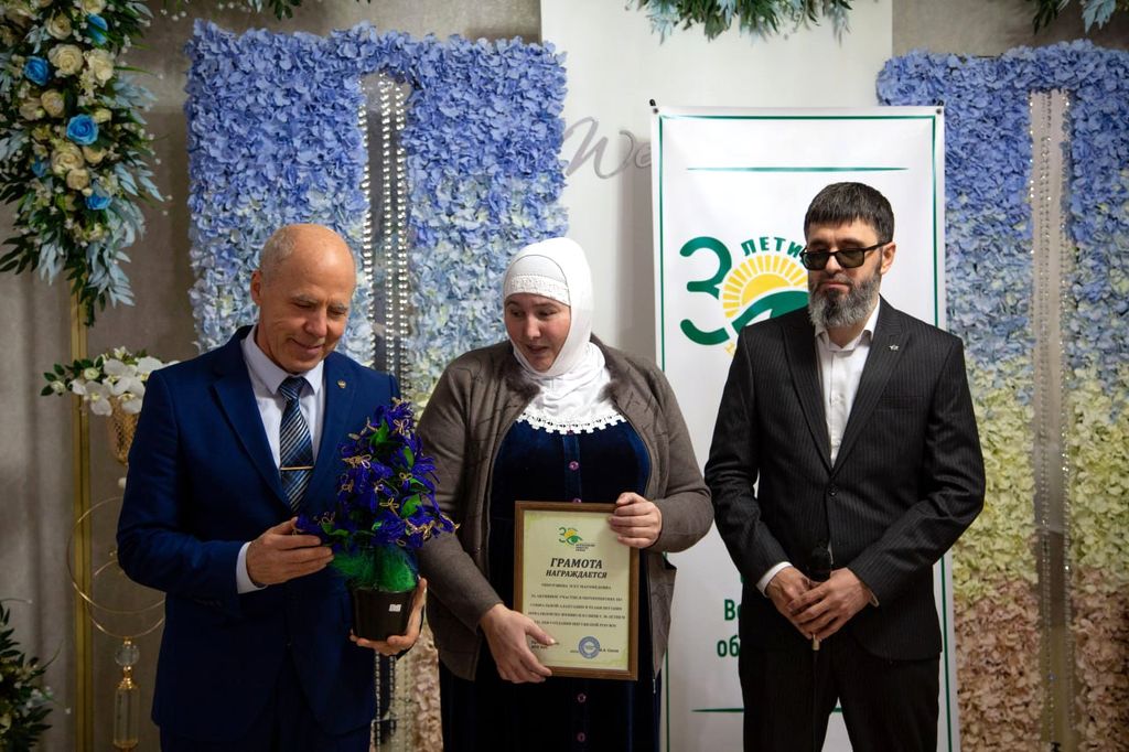 представитель президента ВОС в Северо – Кавказском федеральном округе, председатель Карачаево-Черкесской региональной организации ВОС С. М. Дубовик вручает почетные грамоты.