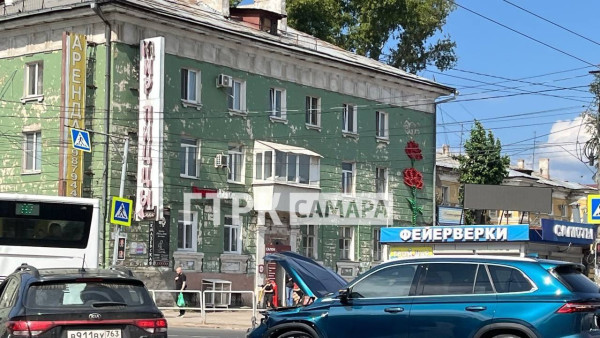 В Самаре иномарка снесла нос сопернику и сама получила в бок
