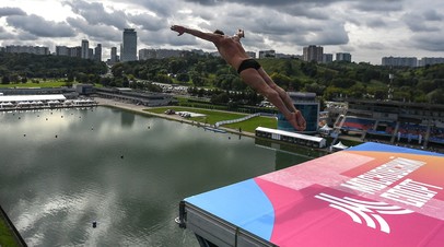 Артём Сильченко в соревнованиях по прыжкам в воду на фестивале водных видов спорта «Открытая вода» на Гребном канале в Москве.