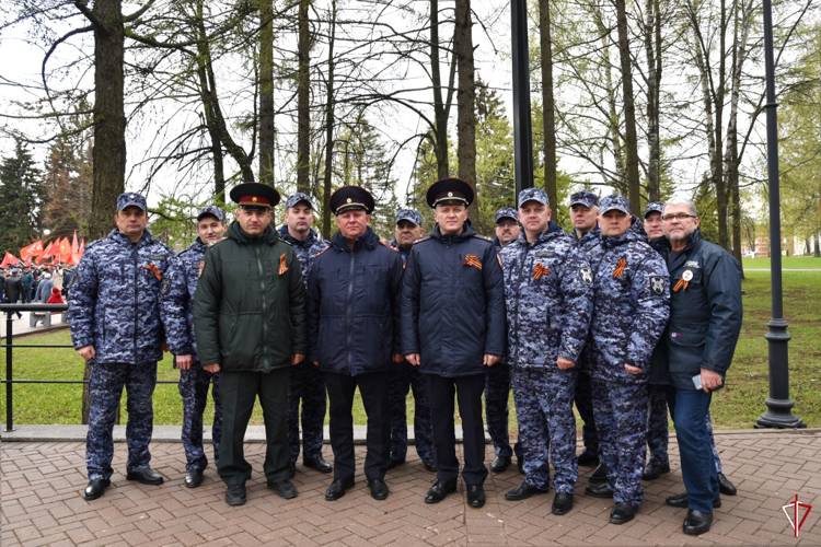 В Удмуртии росгвардейцы приняли участие в церемонии возложения цветов к Монументу боевой и трудовой славы