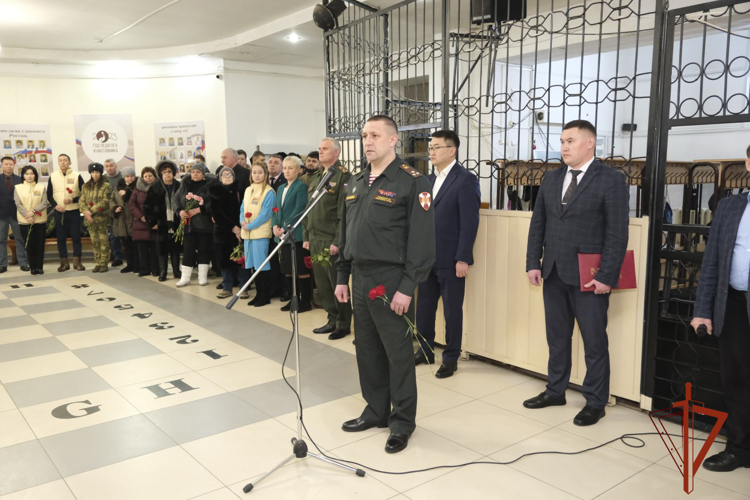 Накануне Дня защитника Отечества в Горно-Алтайске установили мемориальную доску росгвардейцу, погибшему в ходе специальной военной операции