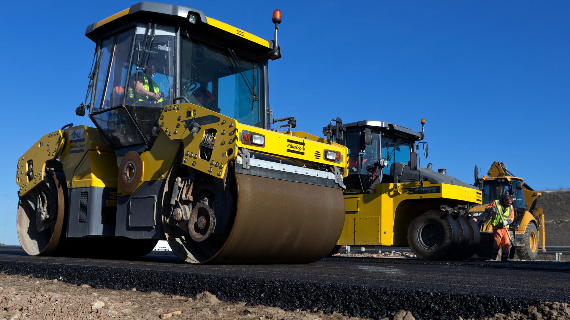 Каток дорожный ammann arp 95. Дорожный каток. Дорожные катки на фоне дороги. Каток вт-600. Под катком.