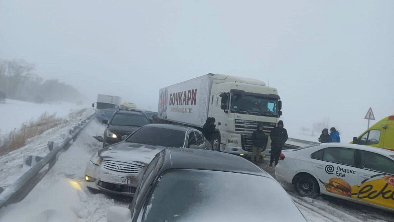 Под Бийском 30 машин столкнулись в условиях плохой видимости