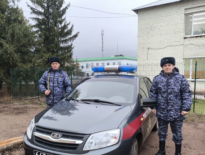 Росгвардейцы помогли мужчине выйти из дома, в котором началось возгорание