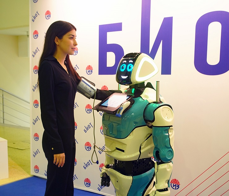 Проверь робот. Медицинские роботы. Первый человек робот. Роботы в России. Роботостроение в России.