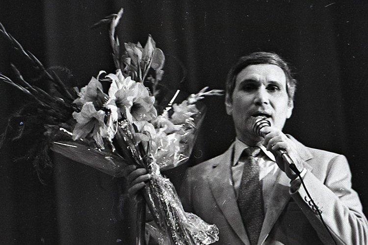 К сожалению, за прошедшие годы из жизни ушли выдающиеся представители культуры и искусства. Среди них — великий Ильгам Шакиров, легенда татарской сцены, чье имя навсегда останется в сердцах поклонников