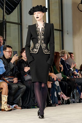 Показ Schiaparelli в Париже
