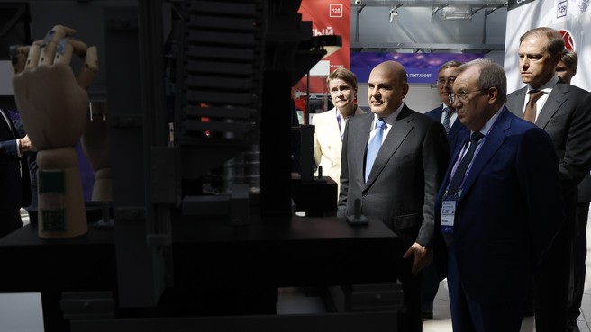 Михаил Мишустин осмотрел выставку Российского форума «Микроэлектроника 2025». С Министром науки и высшего образования Валерием Фальковым, председателем Совета федеральной территории «Сириус» Еленой Шмелевой, Денисом Мантуровым, президентом РАН Геннадием Красниковым