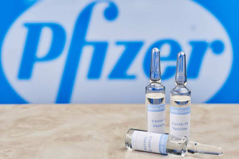 Глава Pfizer заразился коронавирусом, несмотря на четыре прививки своей вакциной | Русская весна