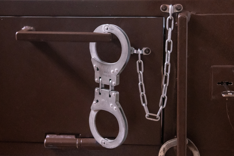 Бизнесмена подозревают по ч. 5 ст. 291 УК — дача взятки должностному лицу в особо крупном размере, максимальное наказание по которой — лишение свободы на срок от 8 до 15 лет