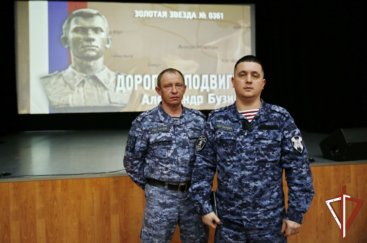 Сотрудники Росгвардии в Югре приняли участие в премьере документального фильма о военнослужащем ведомства Герое России Александре Бузине (ВИДЕО)