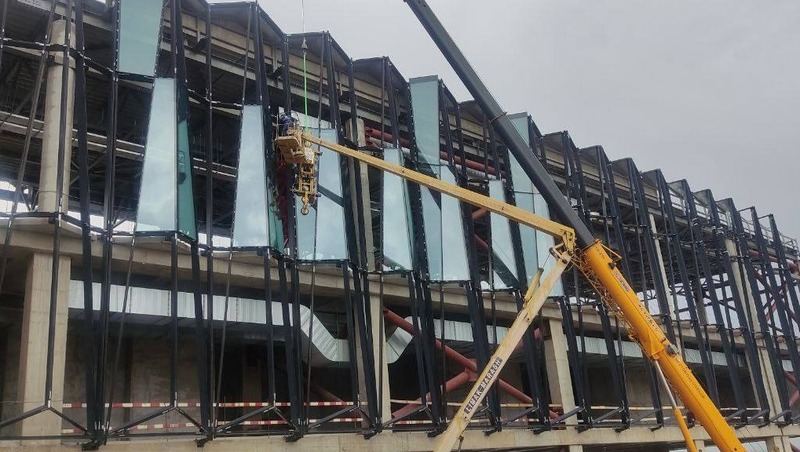 Рабочие начали остеклять фасад нового терминала в аэропорту Минвод