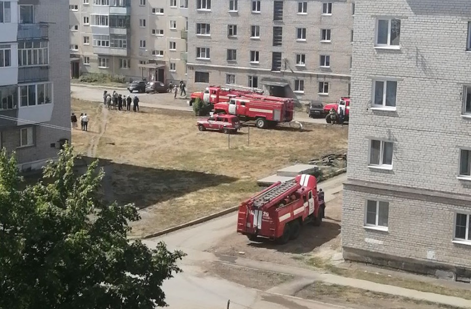 Пожар каменск уральский. Пожар в Каменске-Уральском. Пятиэтажный дом. Каменск-Уральский пожары последние. Пожар в многоквартирном доме.