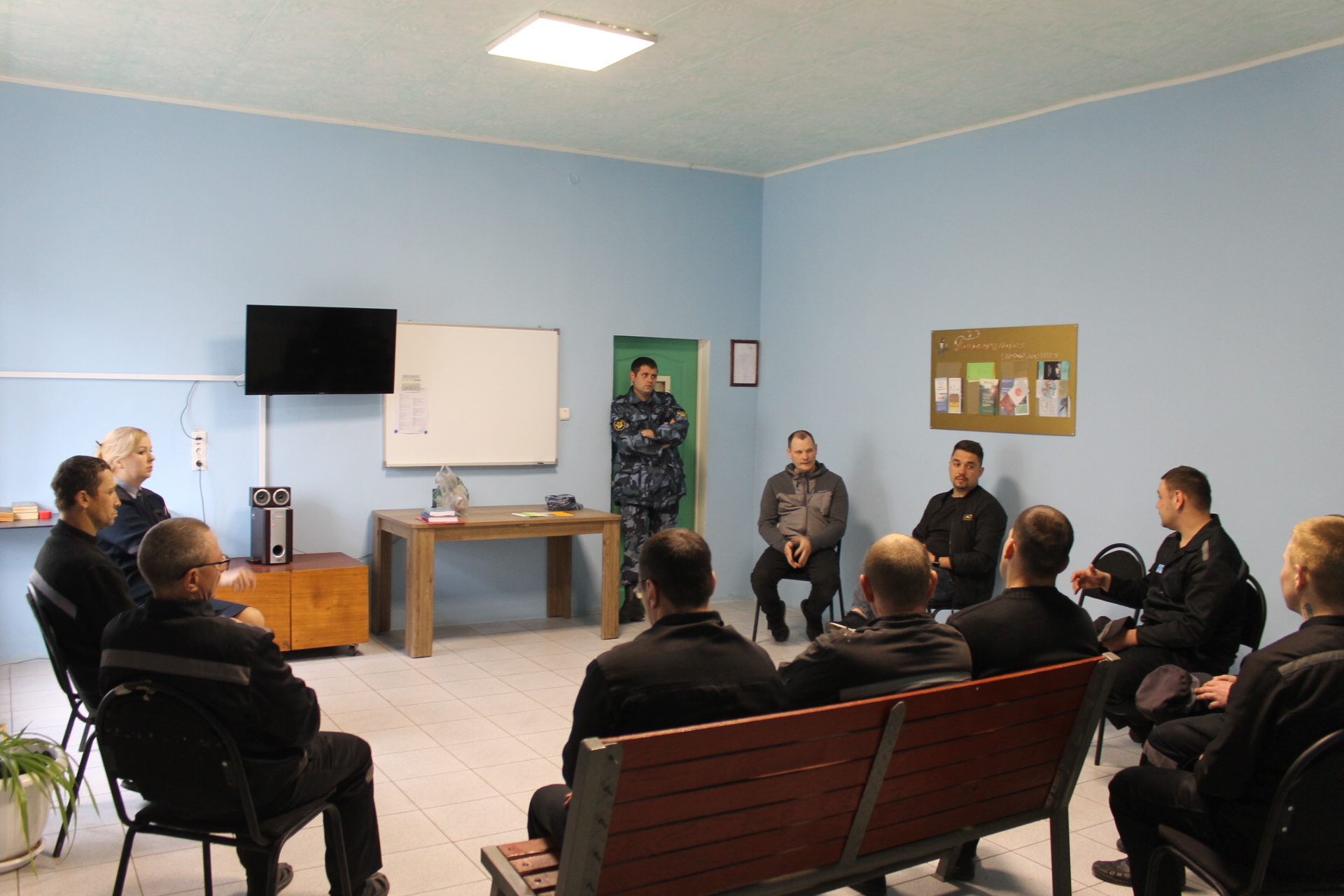 Мужчина и женщина за решеткой. Воспитательная беседа с осужденными. Реабилитация заключенных. Психолог фку сизо 1 хабаровск. Адаптация осужденных.