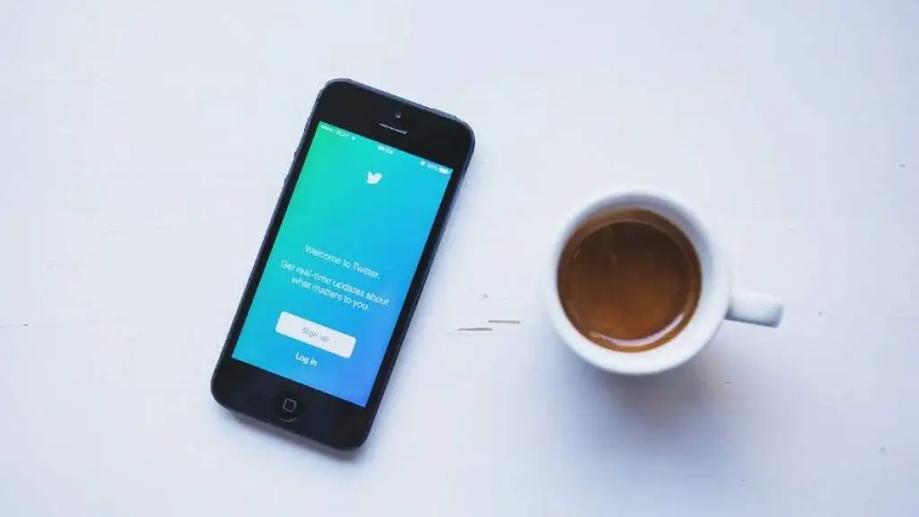 Twitter возвращает знаменитостям «синюю галочку» без оплаты