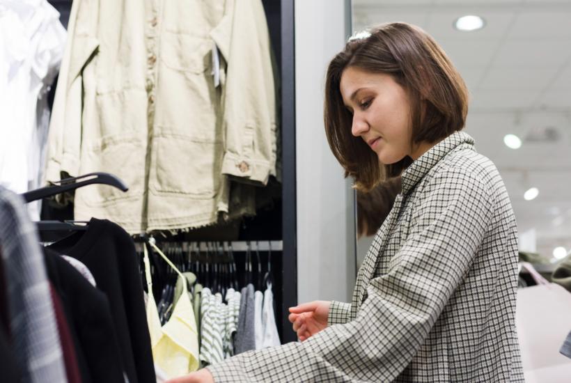 Девушка в магазине одежды