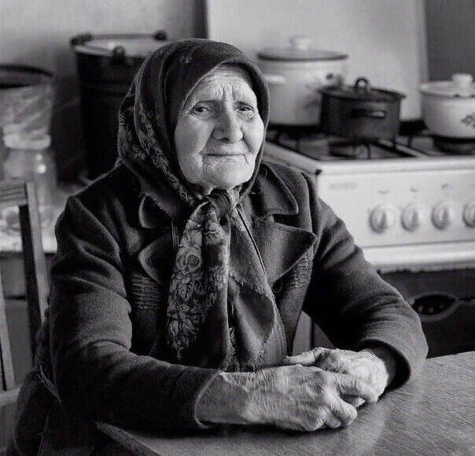 Бабушки советского времени. Бабушка с советским. Пожилая женщина в платочке. Деревенская бабушка. Бабушка в платочке.