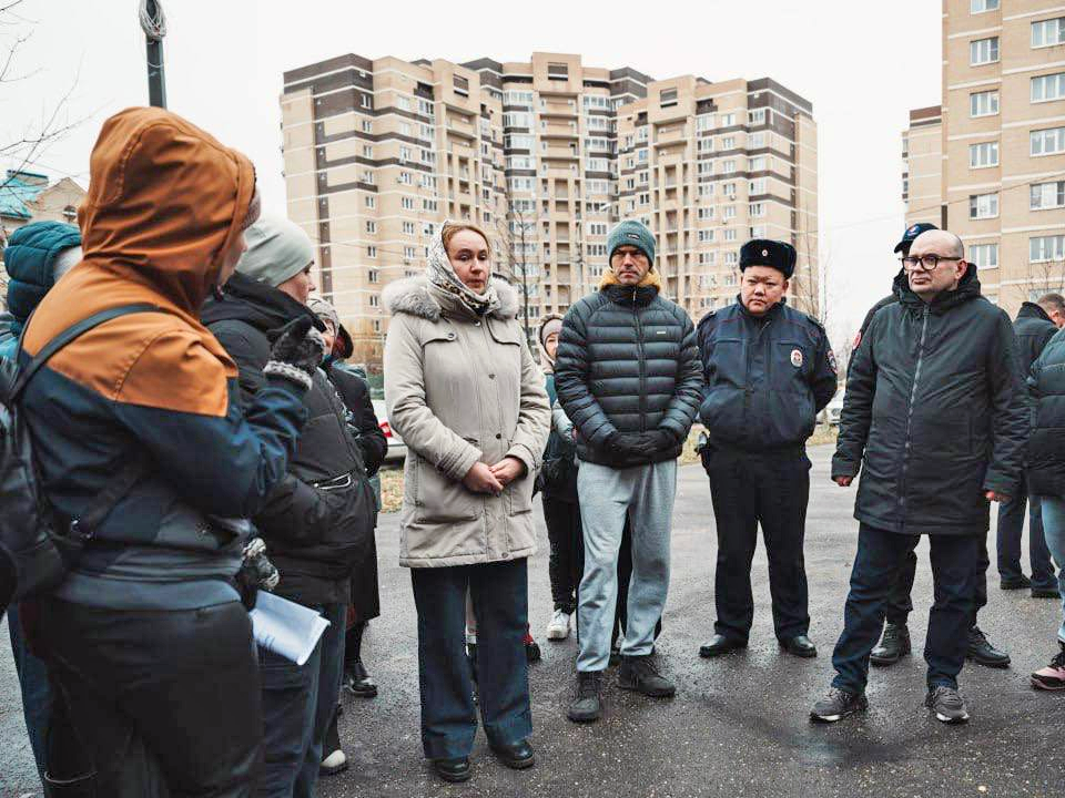 Глава городского округа Лосино-Петровский Сергей Джеглав (справа) на встрече с жителями поселка Аничково. Фото: пресс-служба администрации