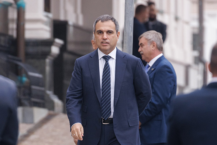 Михаил Карисалов осчастливил усадьбу «Останкино». «Подарил кресло из гарнитура в духе Людовика XVI, правда, несколько модифицированное», — описывает дар телеграм-канал «По домам с искусством»