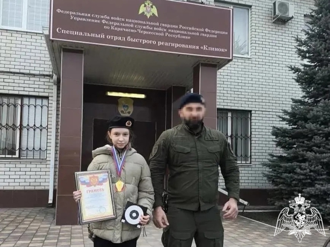 Бойцы Росгвардии провели День открытых дверей для учеников одной из школ Черкесска