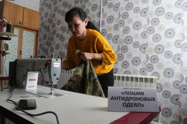 Волонтёры освоили производство антидроновых одеял. 