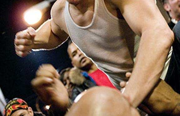 Озверевшие мигранты избили полицейского у ТЦ в Щелково (ВИДЕО) | Русская весна