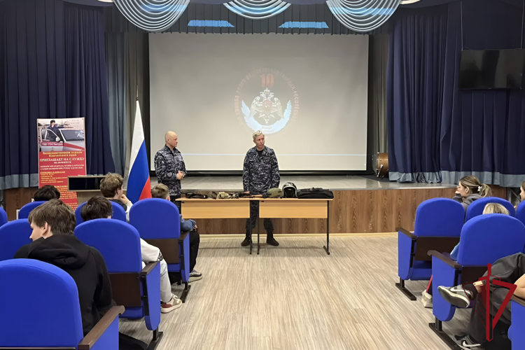Росгвардейцы провели урок мужества для камчатских школьников