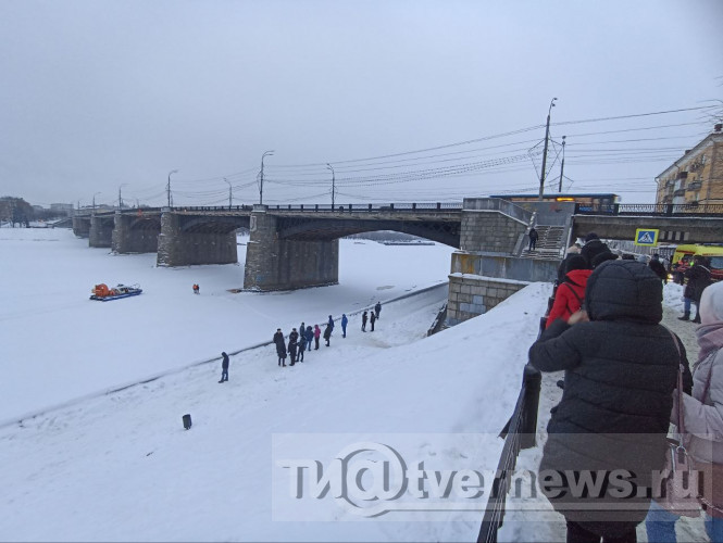 Череповец под октябрьским мостом. Ленинградский мост. Вологда парень упал с моста видео. Анекин мост вологодская. Мост упал великобритании.
