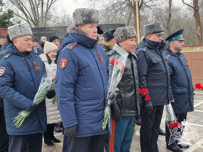 Росгвардейцы возложили цветы к Вечному огню в День защитника Отечества в Калмыкии