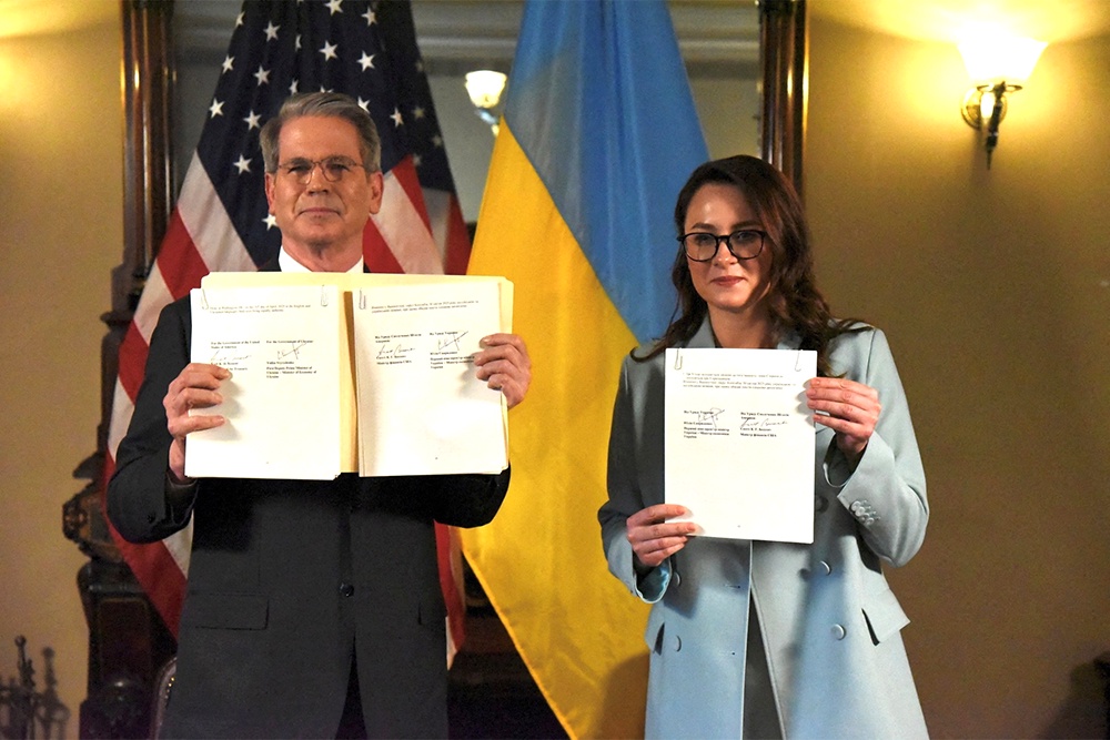 Глава Минфина США Скотт Бессент и первый вице-премьер Украины Юлия Свириденко держат папку с текстом сделки.jpg