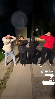 Правоохранители проверят ильинских подростков, танцевавших у памятника «Скорбящей матери»