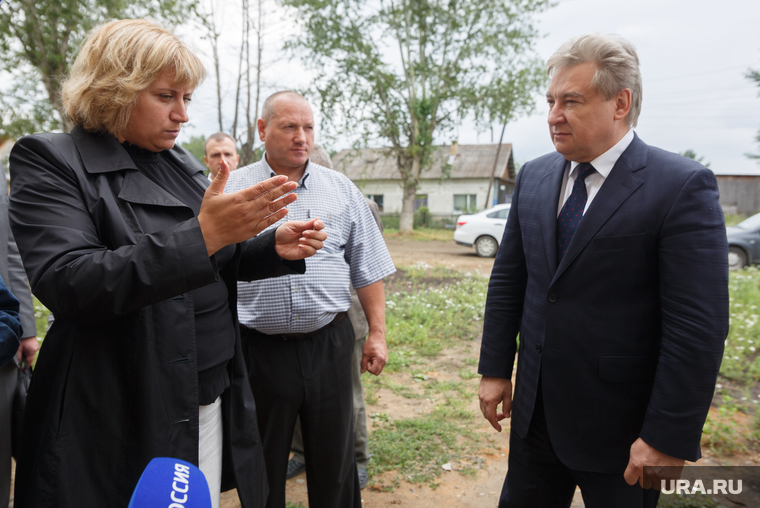 Пономарев Юрий на обходе нового дома переселенцев из аварийного жилья. Екатеринбург