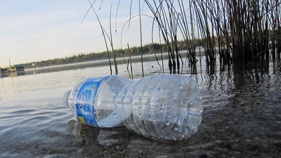 Ever water. Пластиковая бутылка для воды. Пластиковые бутылки в реке. Бутылки в воде загрязнение. Пластиковые бутылки мусор в воде.