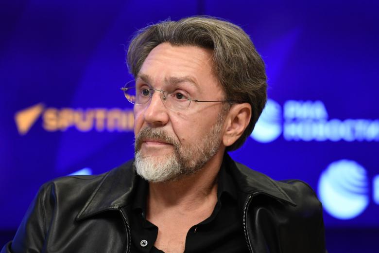 Запрет песен, воссоединение с бывшей женой: как живет Сергей Шнуров