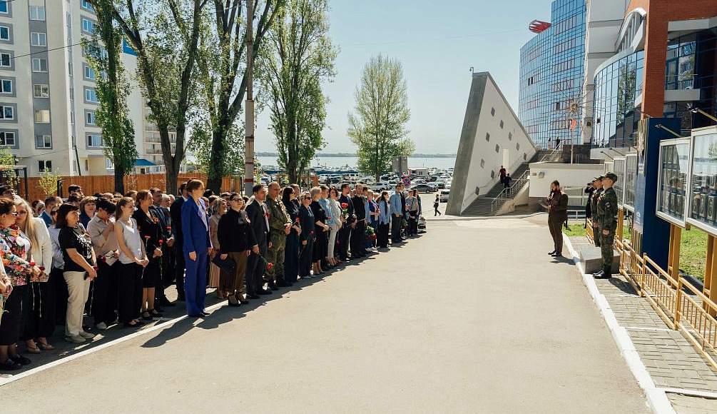Председатель Саратовского рего АЮР приняла участие в церемонии возложения цветов к Доске памяти участников ВОВ