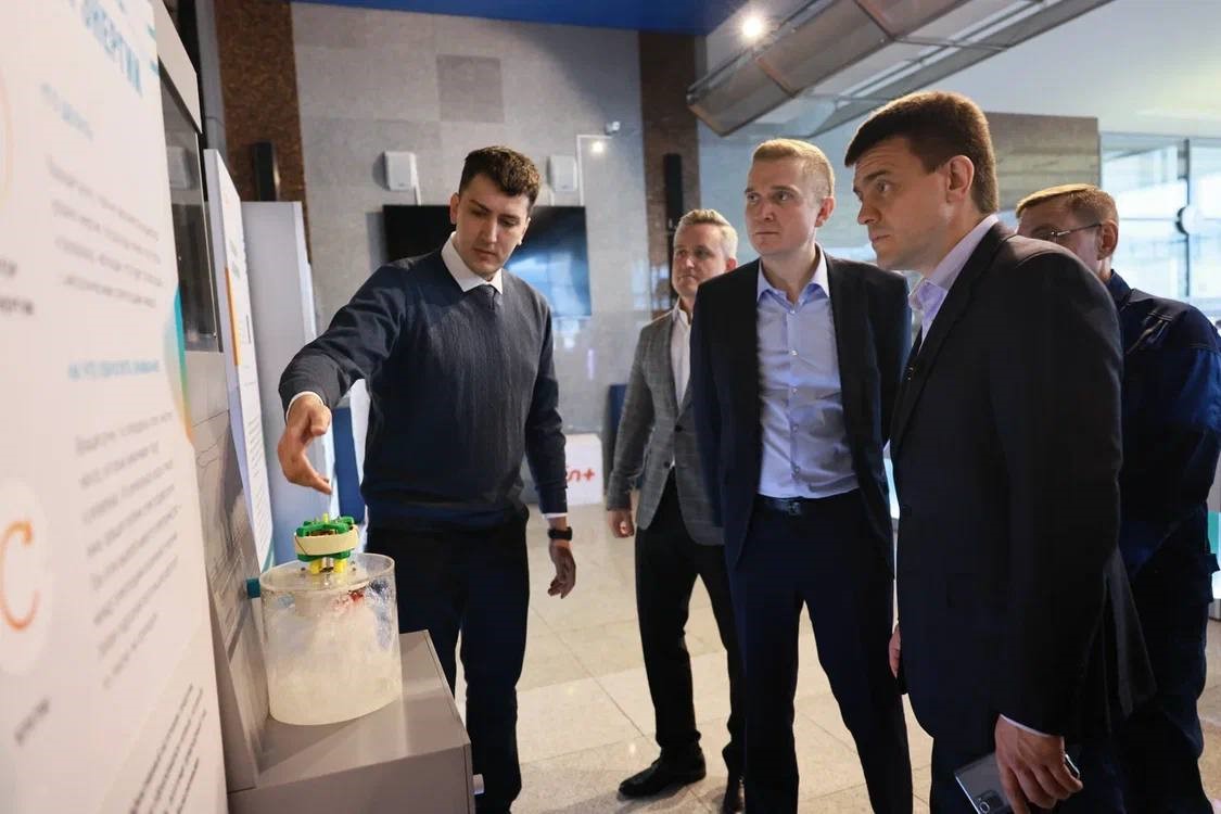 Компания крупный план