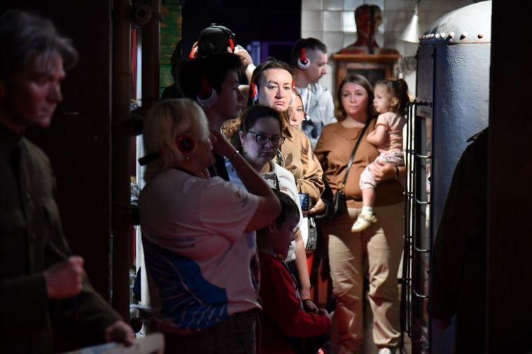 В Омске стартовала выставка «Поезд Победы», впечатлившая реализмом и масштабами