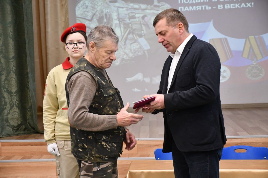 Награждение семьи. Фото пресс-службы администрации города Бодайбо и района