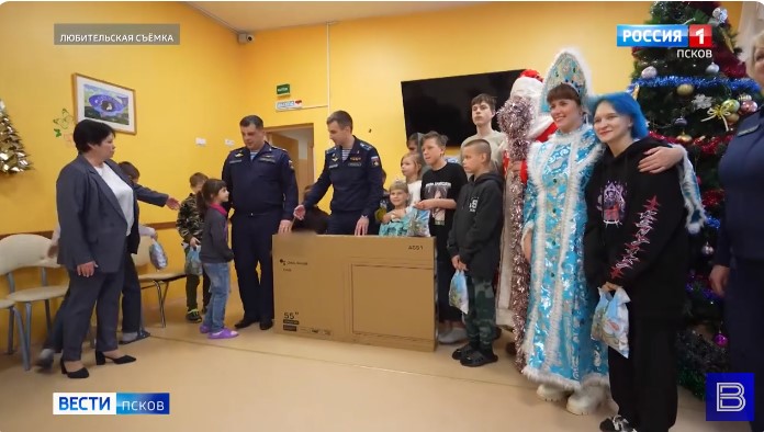 Новогодние желания воспитанников Центра помощи детям исполнили командование Псковского соединения ВДВ, сотрудники УМВД и УФСИН